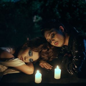 Dengarkan lagu ผู้ถูกเลือกให้ผิดหวัง – Graveyard Session nyanyian เรนิษรา dengan lirik