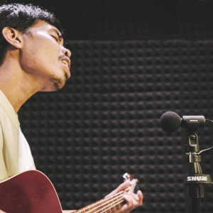 Dengarkan lagu เป็น อยู่ คือ (Live Acoustic Session) nyanyian เขียนไขและวานิช dengan lirik