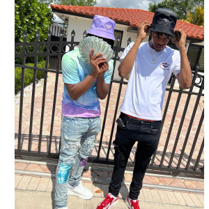 Dengarkan In Miami (Explicit) lagu dari DeadEnd Twins dengan lirik