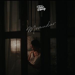 Dengarkan Memudar lagu dari Tiara Effendy dengan lirik