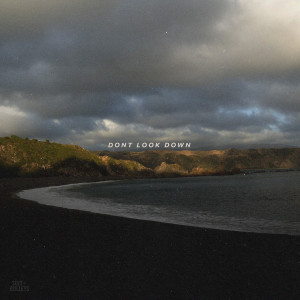 Dengarkan Don't Look Down (feat. Vana) lagu dari MICA dengan lirik