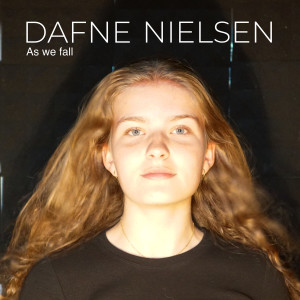 ดาวน์โหลดและฟังเพลง As We Fall พร้อมเนื้อเพลงจาก Dafne Nielsen