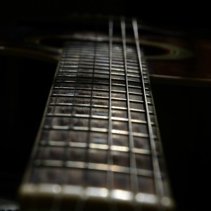 Dengarkan 昨日的伤 lagu dari 张嘉琦 dengan lirik
