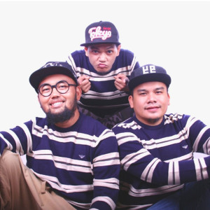 Dengarkan lagu Sholawat Burdah nyanyian Aleehya dengan lirik