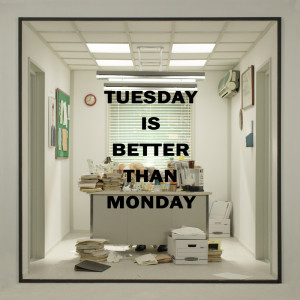 Dengarkan 월요일 보다는 화요일 Tuesday is better than Monday (feat. YERI of Red Velvet) lagu dari GIANT PINK dengan lirik