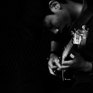 Dengarkan Cinta Sejati lagu dari Khamal dengan lirik