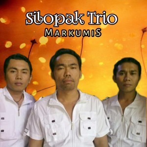 Dengarkan lagu Markumis nyanyian Silopak Trio dengan lirik