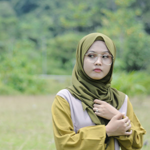 Listen to Ku Ingin Tenang song with lyrics from Yollanda