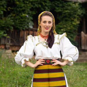 Listen to Dulce-I Drumu’ cătră Casă song with lyrics from Oana Font