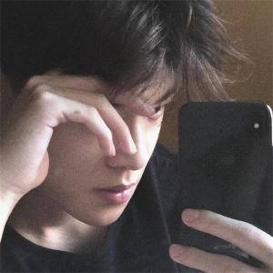 Dengarkan lagu Why Would Ever (抖音完整原版) nyanyian 毛一诺 dengan lirik