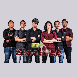 Dengarkan Nona Manis lagu dari Slookiee Band dengan lirik