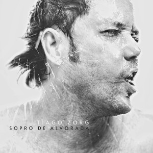 Dengarkan lagu Sopro de Alvorada nyanyian Tiago Zorg dengan lirik