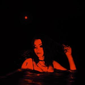 ดาวน์โหลดและฟังเพลง under tha rain พร้อมเนื้อเพลงจาก ZREALITY