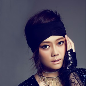 收聽何靜的歌唱祖國歌詞歌曲