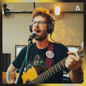 Dengarkan lagu Small Red Boy (Audiotree Live Version) nyanyian AJJ dengan lirik