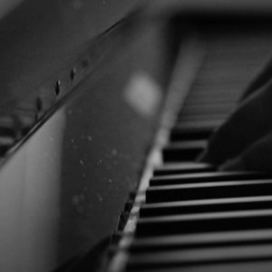 Dengarkan lagu Falling in Love nyanyian Jurrivh dengan lirik