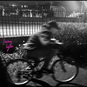 收聽Glass Tree的Flashing Lights歌詞歌曲