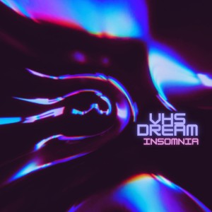 Dengarkan lagu Vhs Dream nyanyian INSOMNIA dengan lirik