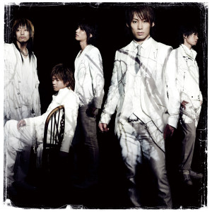 收聽UVERworld的Hakanakumo Towa No Kanashi歌詞歌曲
