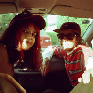 ดาวน์โหลดและฟังเพลง Voy en Auto พร้อมเนื้อเพลงจาก Andru