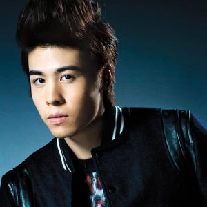 Dengarkan lagu 最後宣言 nyanyian 张子丰 dengan lirik