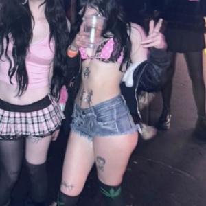 收聽plsdnthurtme_的HER LIFE IS A PARTY! (feat. ap47hyc0r3) (Explicit)歌詞歌曲