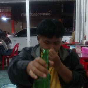 Dengarkan lagu ขับรถเล่น nyanyian MX dengan lirik