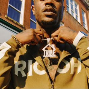 ดาวน์โหลดและฟังเพลง Hold up พร้อมเนื้อเพลงจาก Frank the Eagle