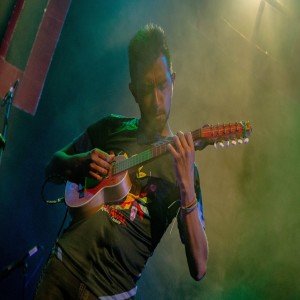 ดาวน์โหลดและฟังเพลง Entre las Llamas de Colombia พร้อมเนื้อเพลงจาก Óscar Celis