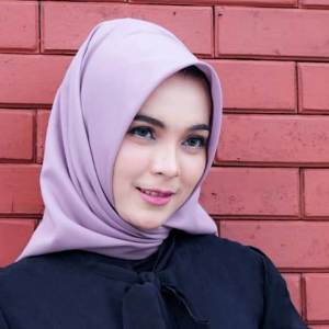 Dengarkan Cinta Han Putoh lagu dari Nurul Munira dengan lirik