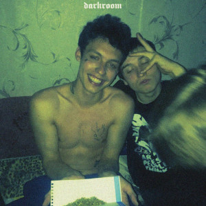 Dengarkan DARKROOM lagu dari frozeng dengan lirik