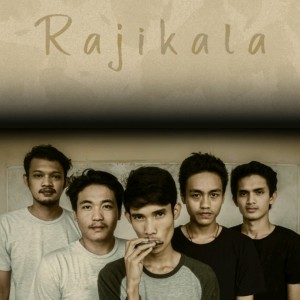 收听Rajikala的Sesaat Disini歌词歌曲