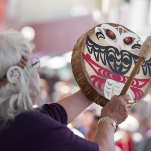 收聽Ay Lelum的Snuneymuxw Welcome Song (feat. Footprints of the Wolf)歌詞歌曲