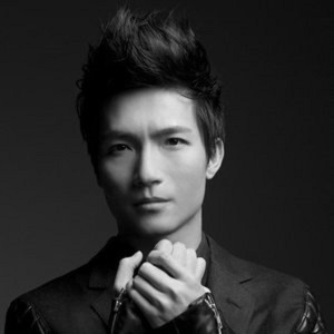 Dengarkan lagu Beautiful Light nyanyian 陈楚生 dengan lirik