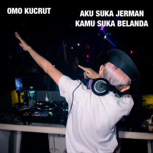 收聽Omo Kucrut的Aku Suka Jerman Kamu Suka Belanda歌詞歌曲