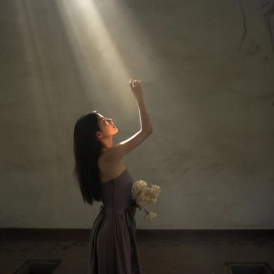 Listen to 希望和悲伤都是一缕光 song with lyrics from 欣玥