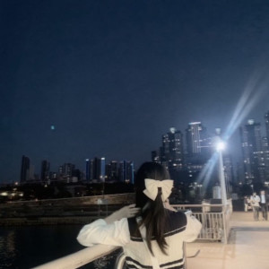 Listen to 밤산책 song with lyrics from 서다인