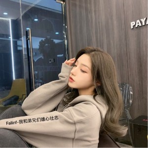 Dengarkan 做人不拽迟早被甩 (原版) lagu dari Fallinf dengan lirik