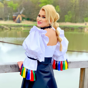 Listen to Câte Doruri Mă-Nconjoară song with lyrics from Oana Tomoiaga