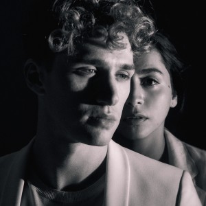 收聽Manizha的Держи Меня Земля (Live)歌詞歌曲