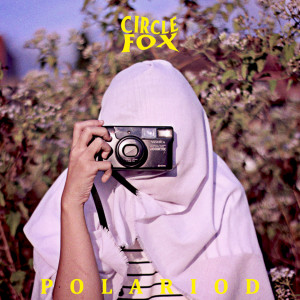 ดาวน์โหลดและฟังเพลง Polariod พร้อมเนื้อเพลงจาก Circle Fox