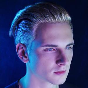 收聽Alan Cyprysiak的Szara Ściana(feat. KOSHE)歌詞歌曲