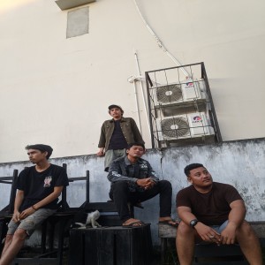 Lampu Merah的专辑we are punk squad