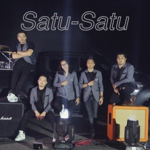 Listen to Satu-Satu song with lyrics from Drama Band