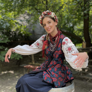 Listen to Весільна song with lyrics from Lana Rednich