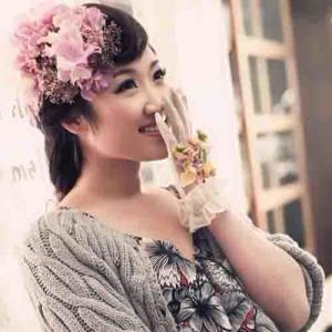 Dengarkan Qian Nian Ai (伴奏) lagu dari 张斯斯 dengan lirik