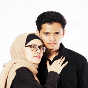 Dengarkan Aku Atau Dia (Explicit) lagu dari Luki Amalah dengan lirik