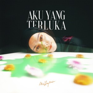 ดาวน์โหลดและฟังเพลง Aku Yang Terluka พร้อมเนื้อเพลงจาก Mitty Zasia