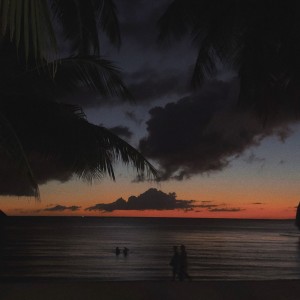 Dengarkan 밤바다 lagu dari 주엉 dengan lirik