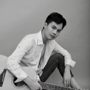 Listen to 念念不忘 (伴奏) song with lyrics from 海来尔日